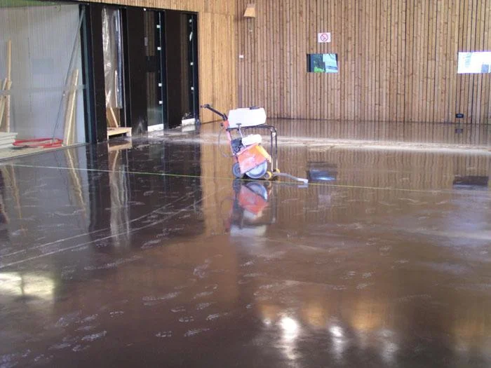 Inzagen van krimpvoegen in de betonvloer voor JIM TV