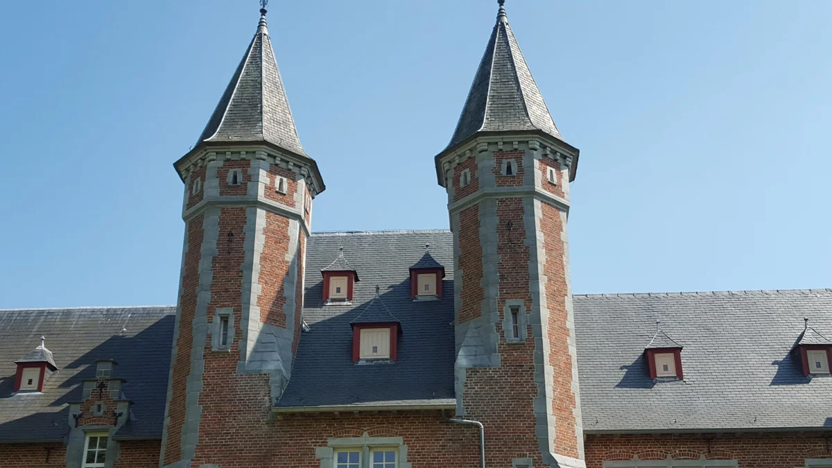Poortgebouw met twee torens op Kasteeldomein Gasterbos