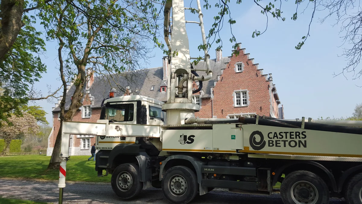 Betonmixer bij de gebouwen van Kasteeldomein Gasterbos
