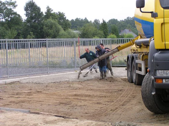 Beton wordt bij Knaepen rechtstreeks via de losgoot van de mixer gestort