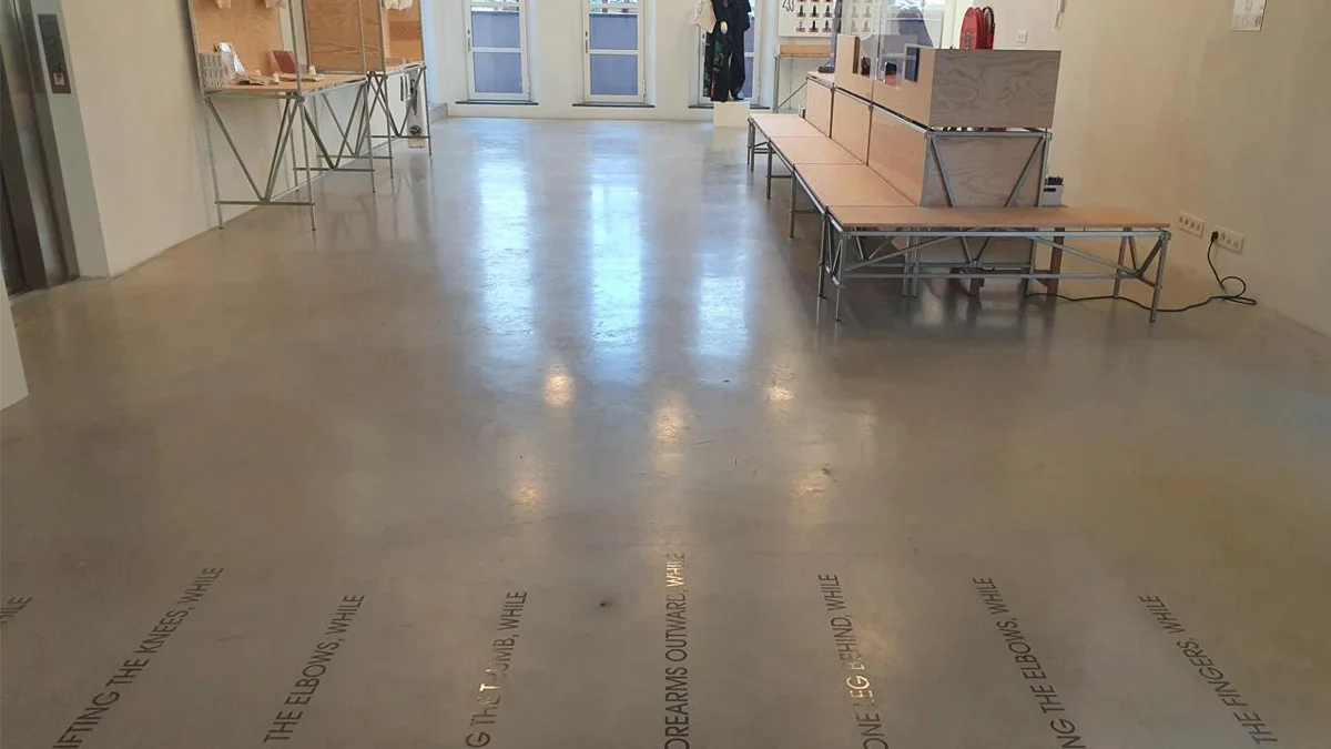 Betonvloer in Z33 met daglicht vanuit de ramen