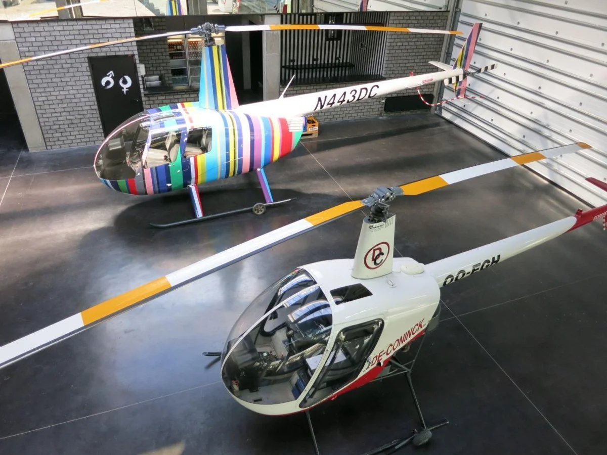 Zwarte betonvloer onder twee helikopters in de hangaar in Meerbeek