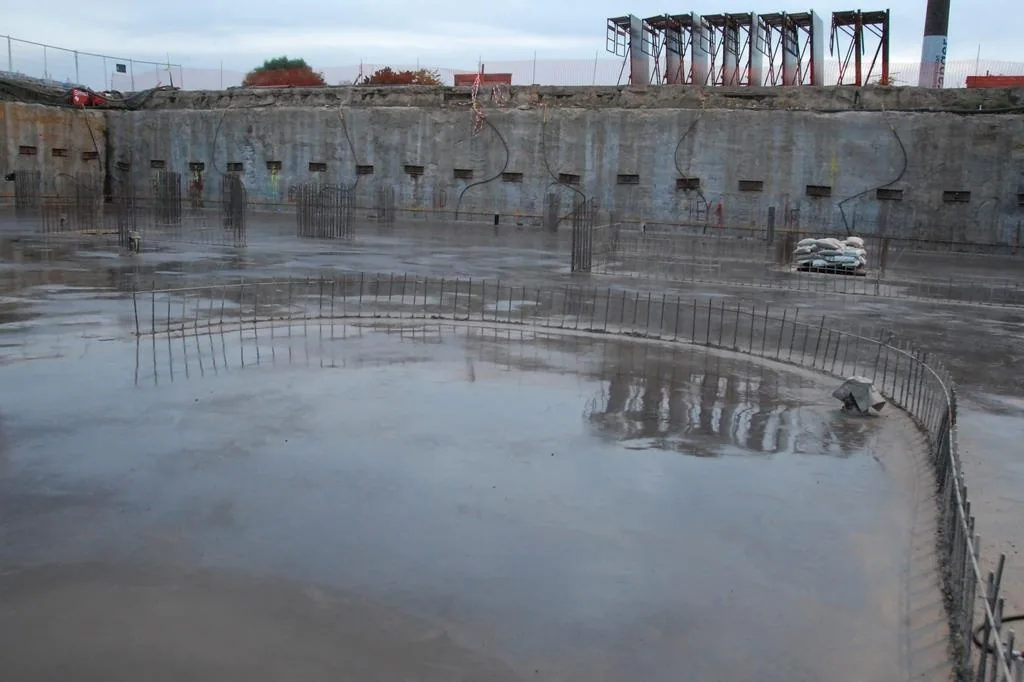 Grote betonvloerplaat tussen de kelderwanden bij Zuidzicht in Hasselt
