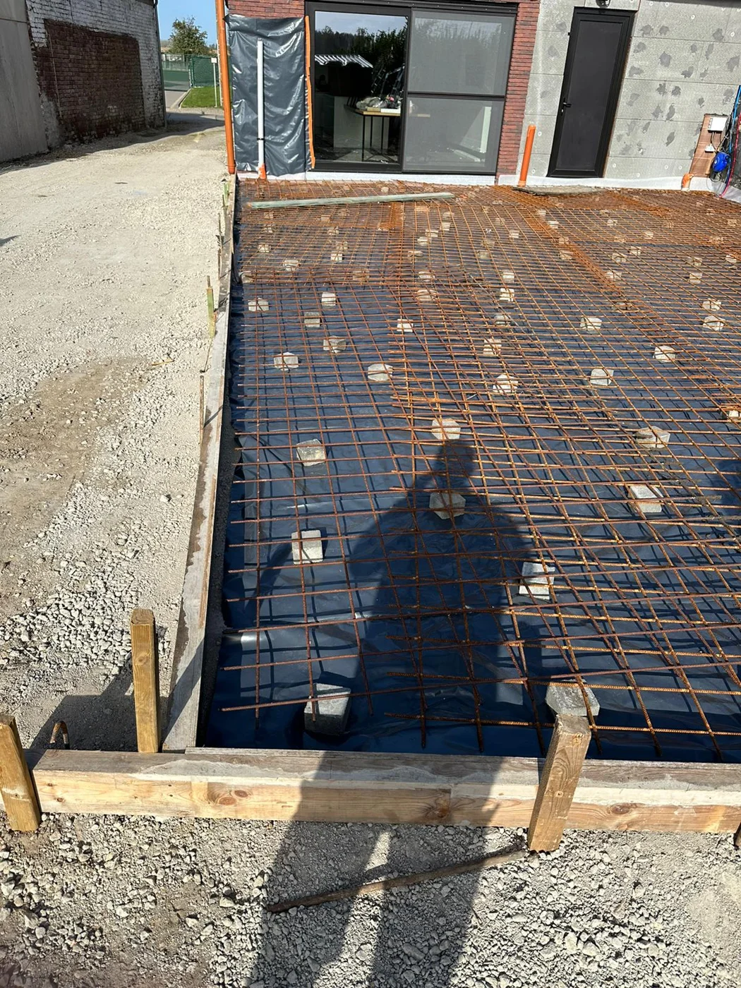 Voorbereiding van het terras met bekisting en wapeningsnetten