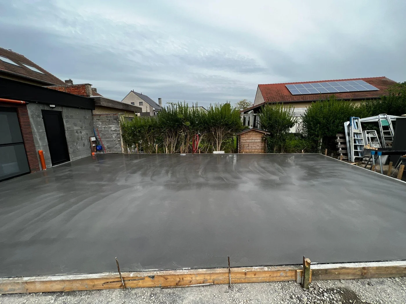 Het terras na het storten en polieren van het beton