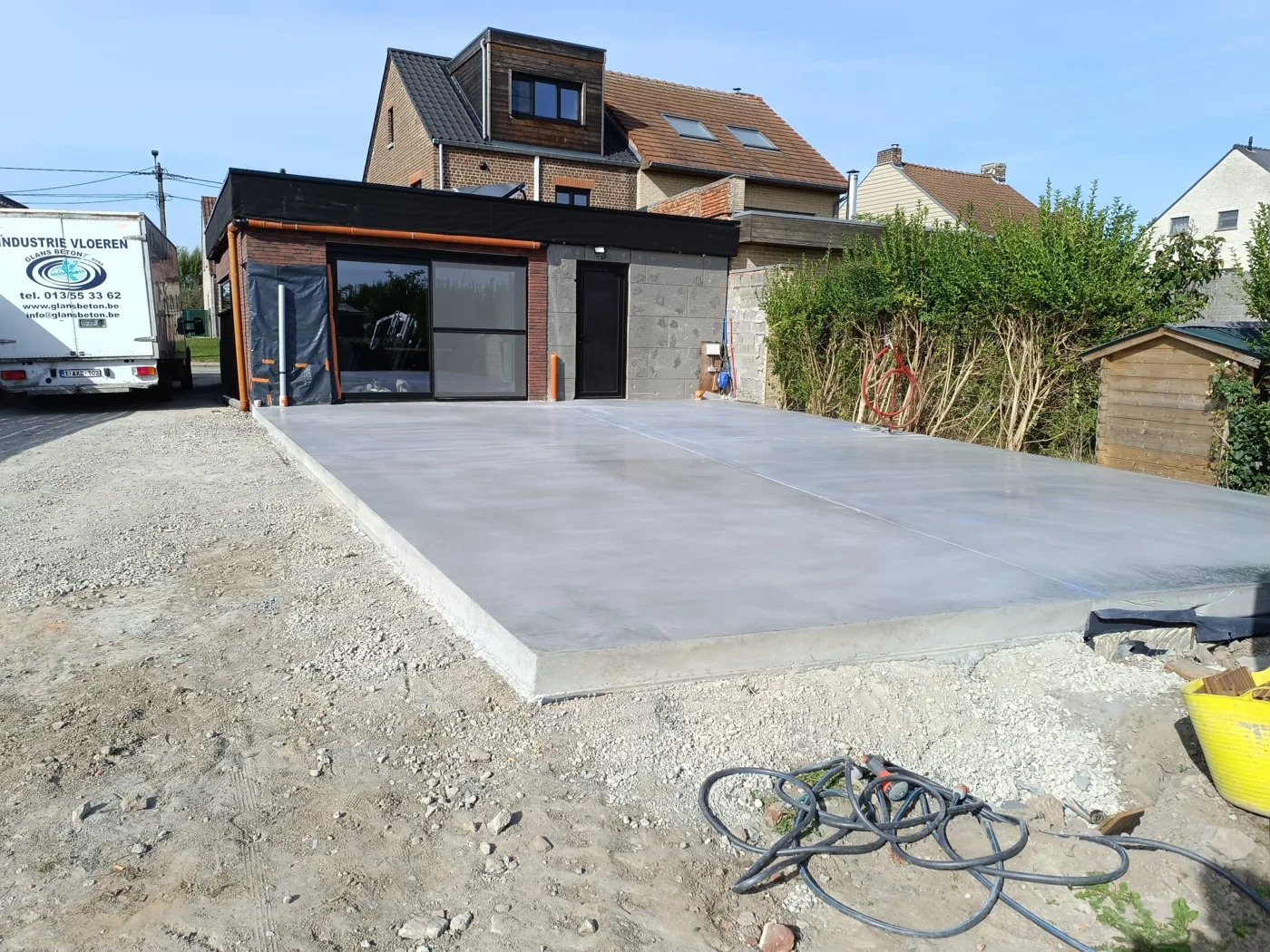 Overzicht van het betonterras bij de woning