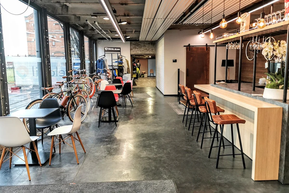 Overzicht van de betonvloer tussen de fietsen en de lounge bij Velotril