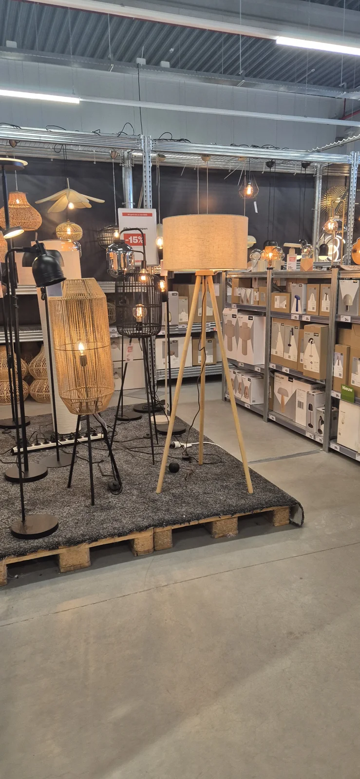 Betonvloer bij de verlichting en woonaccessoires van Kwantum Hasselt