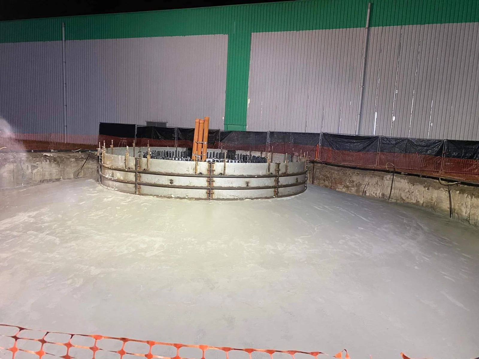 Ronde bekisting met uitstekende wapening in een betonfundering