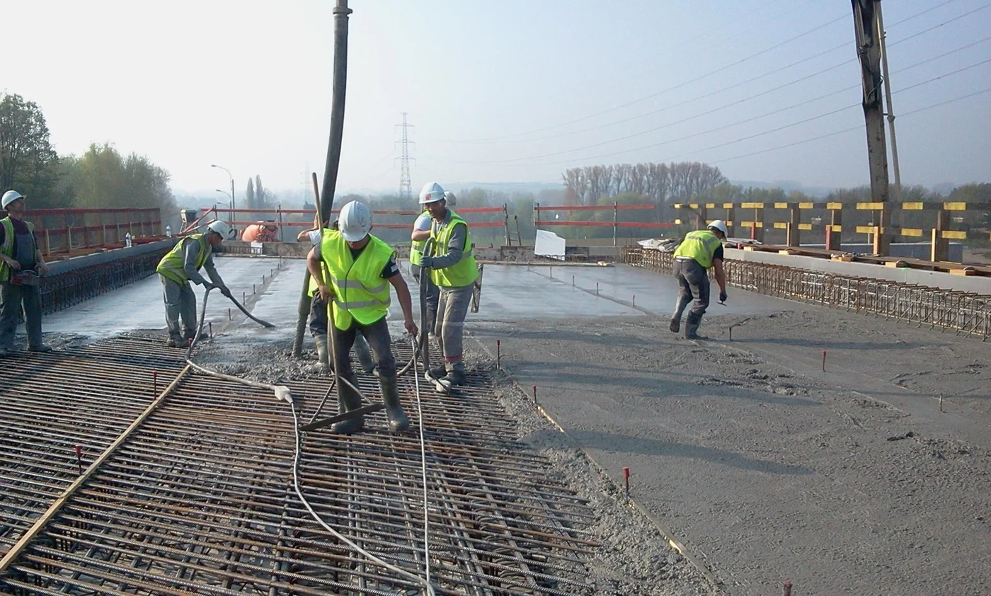 Ploeg verdeelt vers beton op het gewapende brugdek