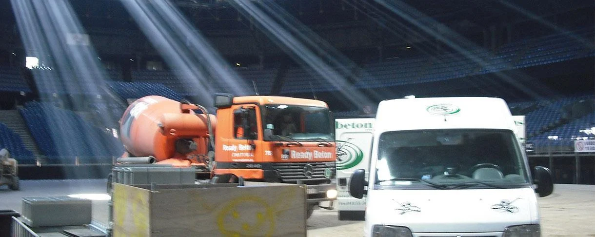 Betonmixer en werfvoertuigen binnen in het Sportpaleis in Antwerpen